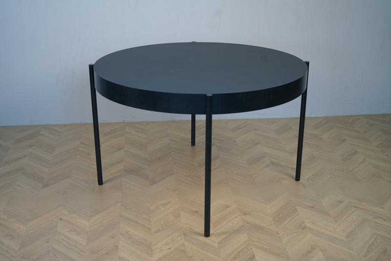 Frontbillede af Verner Panton Serie 430 rundt spisebord i sort med diameter 120 cm, designklassiker med malet MDF og Fenix laminat bordplade.